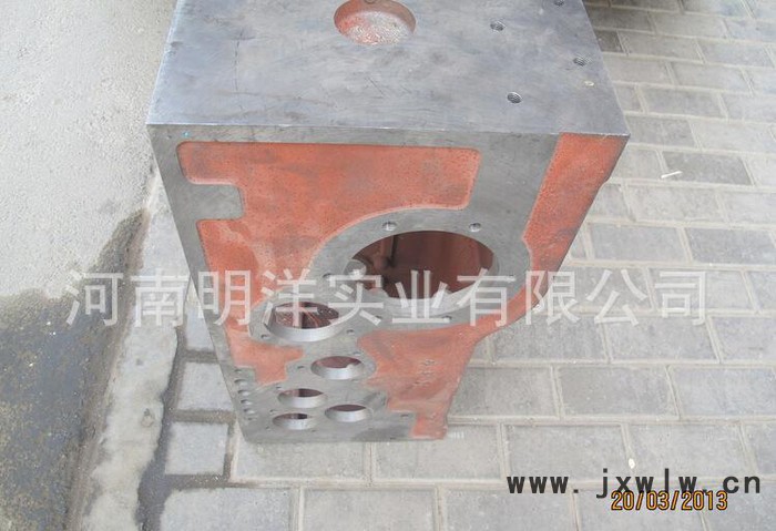 一拖東方紅拖拉機200P變速器，變速箱殼體