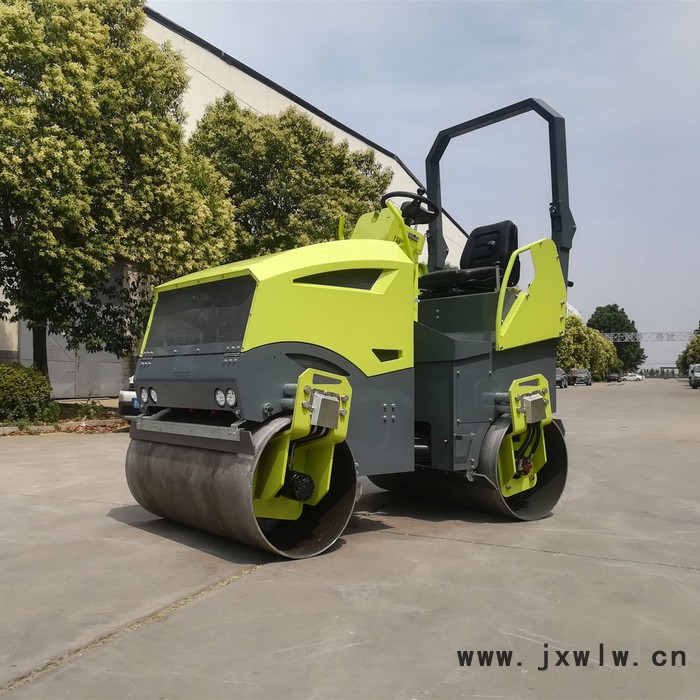 STORIKE3噸型全液壓振動壓路機 常柴三缸水冷發(fā)動機美國進口驅(qū)動馬達振動馬達 用個五六年沒問題